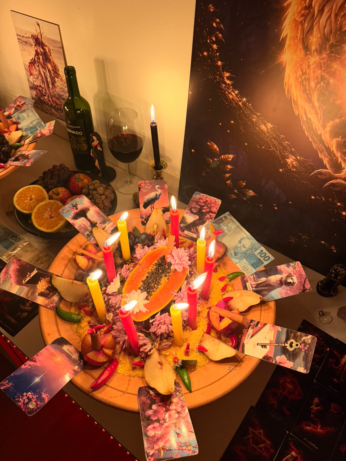 Ritual coletivo com velas, frutas e elementos naturais